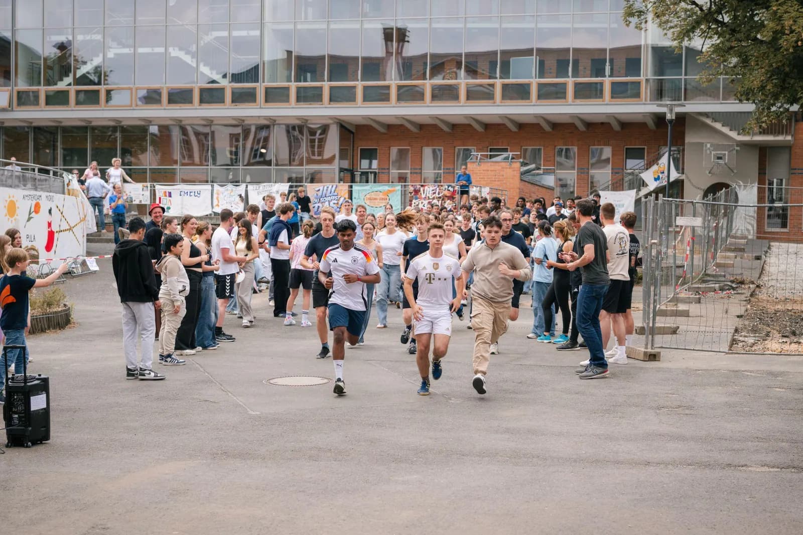 Schülerinnen und Schüler beim Sponsorenlauf auf dem Schulhof