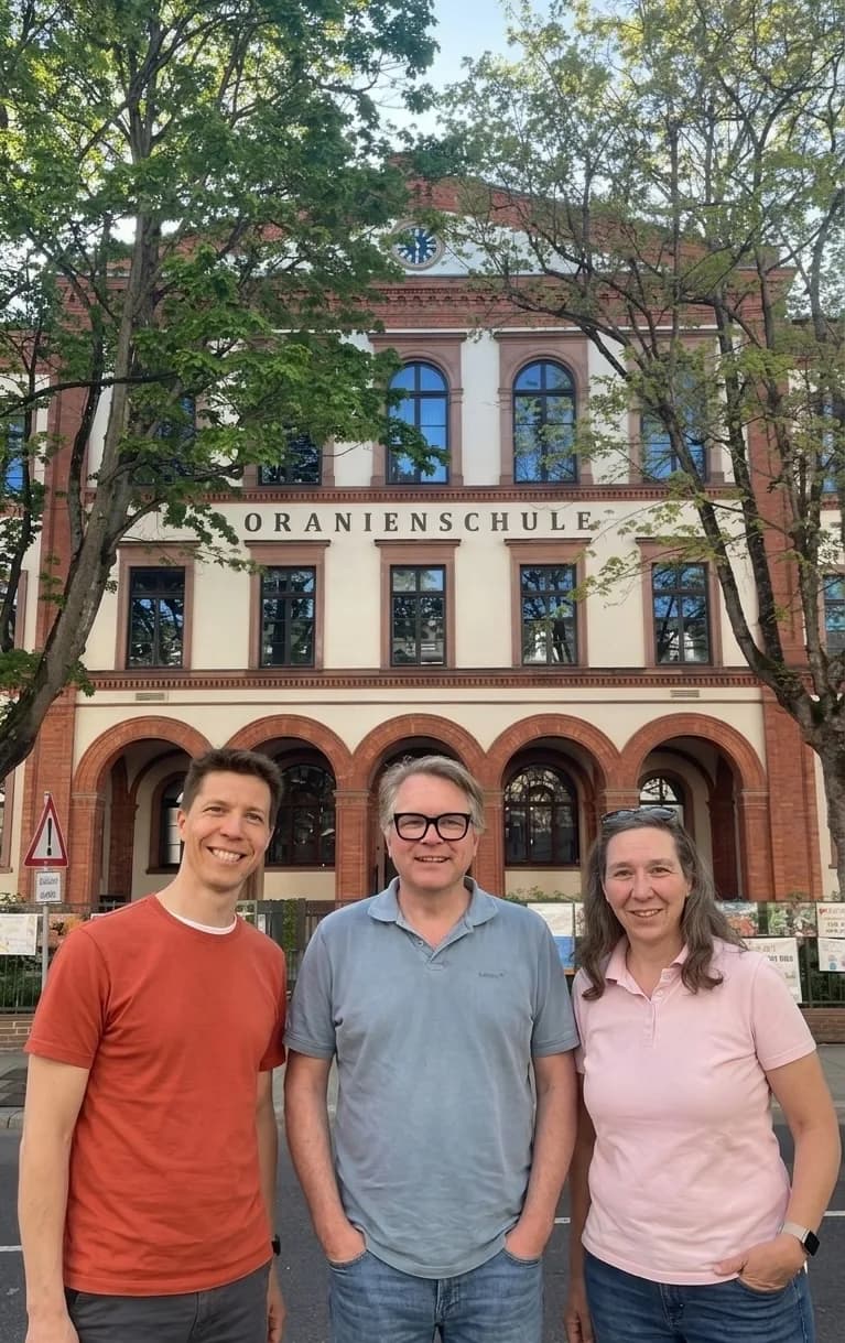 Der Vorstand des Förderkreises 2026 vor dem Eingang der Oranienschule